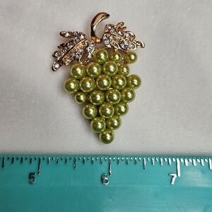 Women's Green Enamel Grapes Brooch Retro Style Pin Rhinestones Gold Tone NWOT